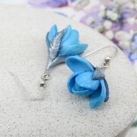 Blaue Blumenohrringe aus Polymerton, Blütenknospenohrringe, Schmuckgeschenk für Mama, Geschenk für Tochter Bild 5