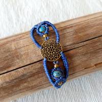 filigranes Makramee Armband in blau mit einem bronzefarbenen Metall Mandala sowie Keramik- und Metallperlen. Bild 2