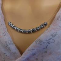Dunkelgraue Perlenkette mit Kristallen Bild 2