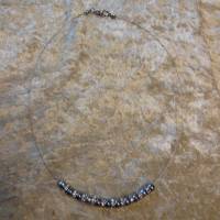 Dunkelgraue Perlenkette mit Kristallen Bild 3