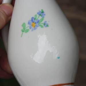 kleine Vase Henkelvase Handbemalt Blumendekor Souvenirvase Suhl Porzellan Werner Ott Radebeul DDR Bild 4