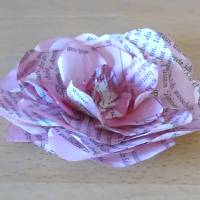 Papierblumen - blassrote Papierblüte aus alten Buchseiten // Dekoration // Blumendeko // Tischdeko // Blüte aus Buchseit Bild 4