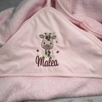 Kapuzen-Badetuch in rosa mit süßer Giraffe und Wunschnamen bestickt, personalisierte Geschenkidee zur Ge Bild 5