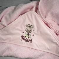Kapuzen-Badetuch in rosa mit süßer Giraffe und Wunschnamen bestickt, personalisierte Geschenkidee zur Ge Bild 6