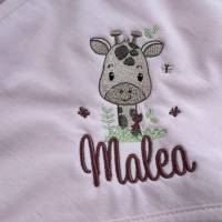 Kapuzen-Badetuch in rosa mit süßer Giraffe und Wunschnamen bestickt, personalisierte Geschenkidee zur Ge Bild 7