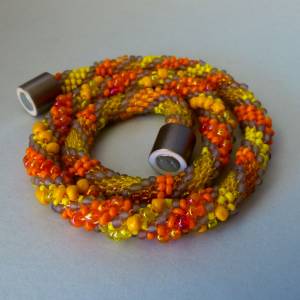 Häkelkette, gelb orange grau, Länge 50 cm, Halskette aus Glasperlen gehäkelt, Perlenkette, Häkelschmuck, Magnetverschluß