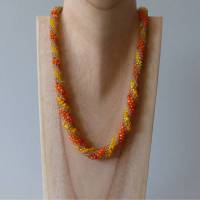Häkelkette, gelb orange grau, Länge 50 cm, Halskette aus Glasperlen gehäkelt, Perlenkette, Häkelschmuck, Magnetverschluß Bild 2
