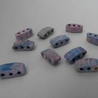 Keramikperlen, Trennstege gebogen, blau grau rosa, 9 mm breit, 3 Loch Perlen, Schmuckherstellung Bild 1