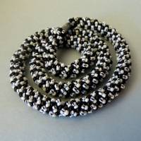 Häkelkette schwarz weiß, 49 cm, Perlenkette black and white, Halskette, Glasperlenkette, Magnetverschluss Bild 1