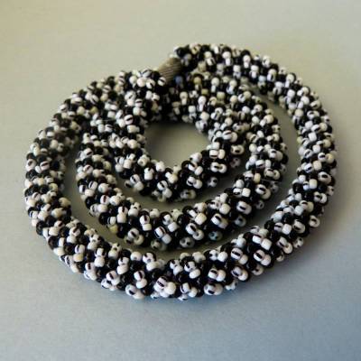 Häkelkette schwarz weiß, 49 cm, Perlenkette black and white, Halskette, Glasperlenkette, Magnetverschluss