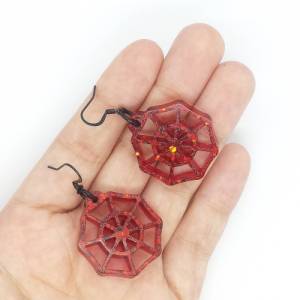 Rot glitzernde Spinnennetz Ohrringe aus Kunstharz mit Edelstahl Haken, Gothic Schmuck Bild 2