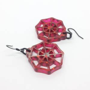 Rot glitzernde Spinnennetz Ohrringe aus Kunstharz mit Edelstahl Haken, Gothic Schmuck Bild 3