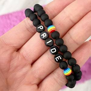 Buchstabenarmband LGBTQ Pride Regenbogen schwarz matt Namensarmband personalisiert CSD Bild 1