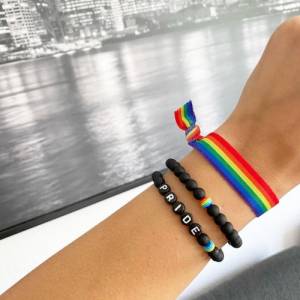 Buchstabenarmband LGBTQ Pride Regenbogen schwarz matt Namensarmband personalisiert CSD Bild 5