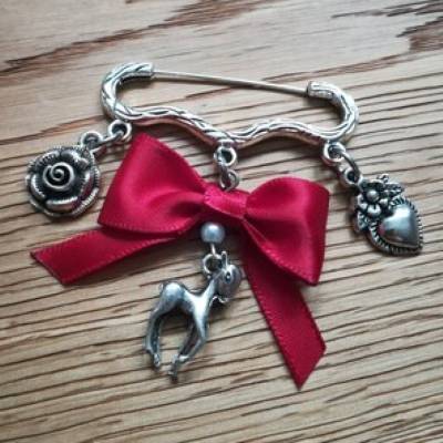 1 Brosche/ Kiltnadel mit 3 Trachtenanhängern und Schleife