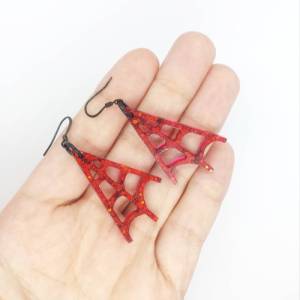 Rot glitzernde Spinnennetz Ohrringe aus Kunstharz mit Edelstahl Haken, Goth Schmuck Bild 2