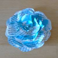 Papierblumen - Set mit 2 blauen Papierblüten aus alten Buchseiten // Tischdeko // Dekoration // Buchdeko // Blumendeko Bild 2