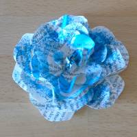 Papierblumen - Set mit 2 blauen Papierblüten aus alten Buchseiten // Tischdeko // Dekoration // Buchdeko // Blumendeko Bild 3