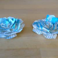 Papierblumen - Set mit 2 blauen Papierblüten aus alten Buchseiten // Tischdeko // Dekoration // Buchdeko // Blumendeko Bild 4