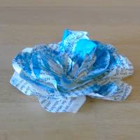 Papierblumen - Set mit 2 blauen Papierblüten aus alten Buchseiten // Tischdeko // Dekoration // Buchdeko // Blumendeko Bild 5