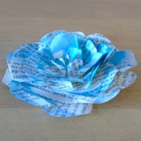 Papierblumen - Set mit 2 blauen Papierblüten aus alten Buchseiten // Tischdeko // Dekoration // Buchdeko // Blumendeko Bild 6