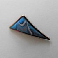 Brosche gebogenes Dreieck, Seide handbemalt blau türkis, Triangle, Metall Efco silber, Anstecker Bild 1