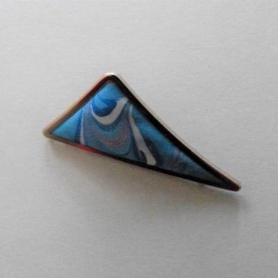 Brosche gebogenes Dreieck, Seide handbemalt blau türkis, Triangle, Metall Efco silber, Anstecker