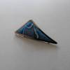 Brosche gebogenes Dreieck, Seide handbemalt blau türkis, Triangle, Metall Efco silber, Anstecker Bild 2