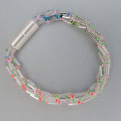 Häkelarmband, transparent mit pink, rosa, grün, blau, Länge 19 cm, Armband aus Glasperlen gehäkelt