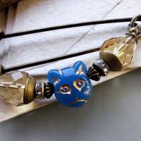 Schalnadel blaue Katze mit Kristall, farbenfrohe 7cm Kiltnadel mit Glasperlen Bronze Bild 6