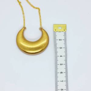 Goldfarbene Aluminum Kette mit Kunstharz Halbmond, Schmuck Halskette Bild 3