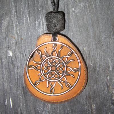Amulett, Halskette aus unbesäumter Olivenholzscheibe mit keltischer Sonne und Lavaperle