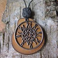 Amulett, Halskette aus unbesäumter Olivenholzscheibe mit keltischer Sonne und Lavaperle Bild 2