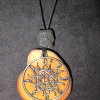 Amulett, Halskette aus unbesäumter Olivenholzscheibe mit keltischer Sonne und Lavaperle Bild 3