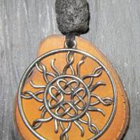Amulett, Halskette aus unbesäumter Olivenholzscheibe mit keltischer Sonne und Lavaperle Bild 4