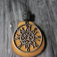 Amulett, Halskette aus unbesäumter Olivenholzscheibe mit keltischer Sonne und Lavaperle Bild 5