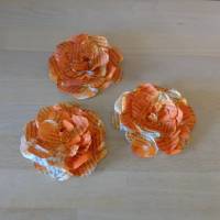Papierblumen – Set mit 3 Papierblüten aus alten Buchseiten in einem dunklen Orange // Tischdeko // Buchdeko // Dekoratio Bild 2