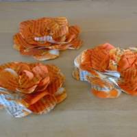 Papierblumen – Set mit 3 Papierblüten aus alten Buchseiten in einem dunklen Orange // Tischdeko // Buchdeko // Dekoratio Bild 3