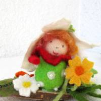 Wichtel Zwerg Filzfigur handgefilzt mit FIlzblumen Frühlingsdeko Bild 3