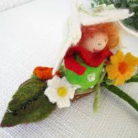 Wichtel Zwerg Filzfigur handgefilzt mit FIlzblumen Frühlingsdeko Bild 4