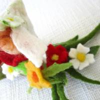 Wichtel Zwerg Filzfigur handgefilzt mit FIlzblumen Frühlingsdeko Bild 5