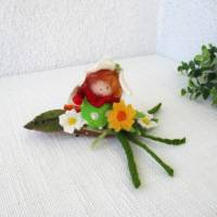 Wichtel Zwerg Filzfigur handgefilzt mit FIlzblumen Frühlingsdeko Bild 7