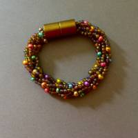 Hübsches Häkelarmband braun irisierend mit Pastelltönen, Länge 18,5 cm, Armband Rocailles Bild 1