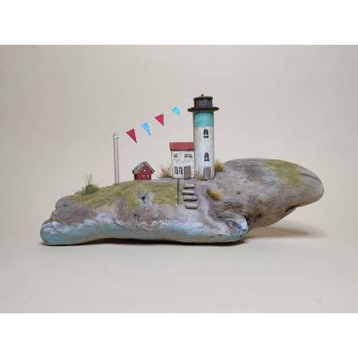 Maritime Deko auf Treibholz mit Leuchtturm, Haus am Meer, Treibholz Skulptur, maritim, Nordsee, Atlantik, Diorama, Irish