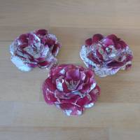 Papierblumen – Set mit 3 dunkelroten Papierblüten aus alten Buchseiten // Tischdeko // Blumendeko // Dekoration Bild 1