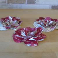 Papierblumen – Set mit 3 dunkelroten Papierblüten aus alten Buchseiten // Tischdeko // Blumendeko // Dekoration Bild 2