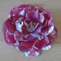 Papierblumen – Set mit 3 dunkelroten Papierblüten aus alten Buchseiten // Tischdeko // Blumendeko // Dekoration Bild 3