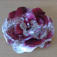 Papierblumen – Set mit 3 dunkelroten Papierblüten aus alten Buchseiten // Tischdeko // Blumendeko // Dekoration Bild 4
