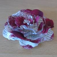 Papierblumen – Set mit 3 dunkelroten Papierblüten aus alten Buchseiten // Tischdeko // Blumendeko // Dekoration Bild 5