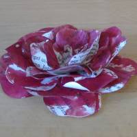 Papierblumen – Set mit 3 dunkelroten Papierblüten aus alten Buchseiten // Tischdeko // Blumendeko // Dekoration Bild 6